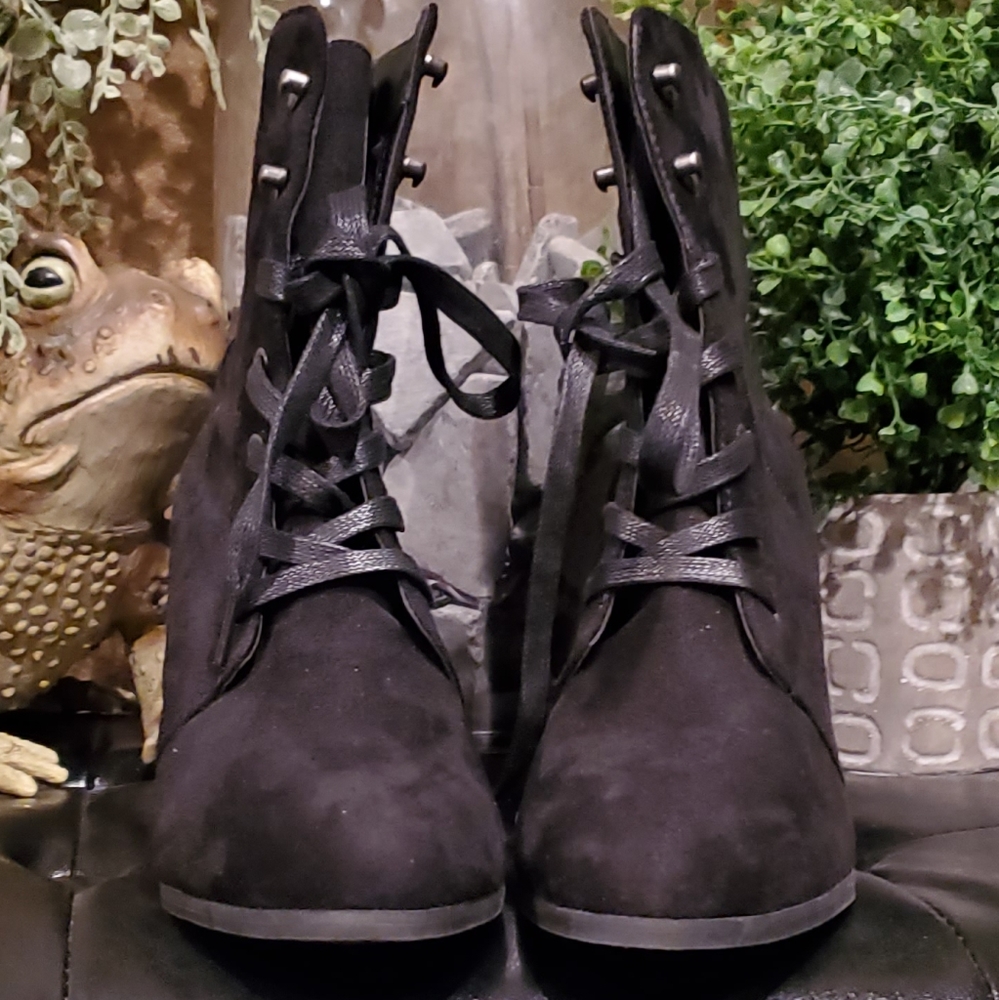 Womens sz 9 black suede booties - Picture 3 of 6